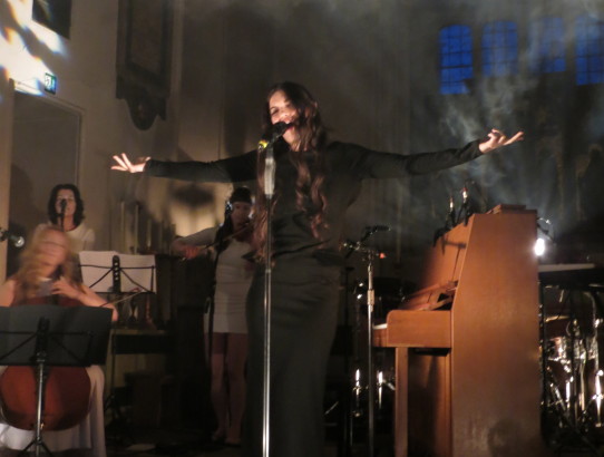 Phildel sings at St Pancras