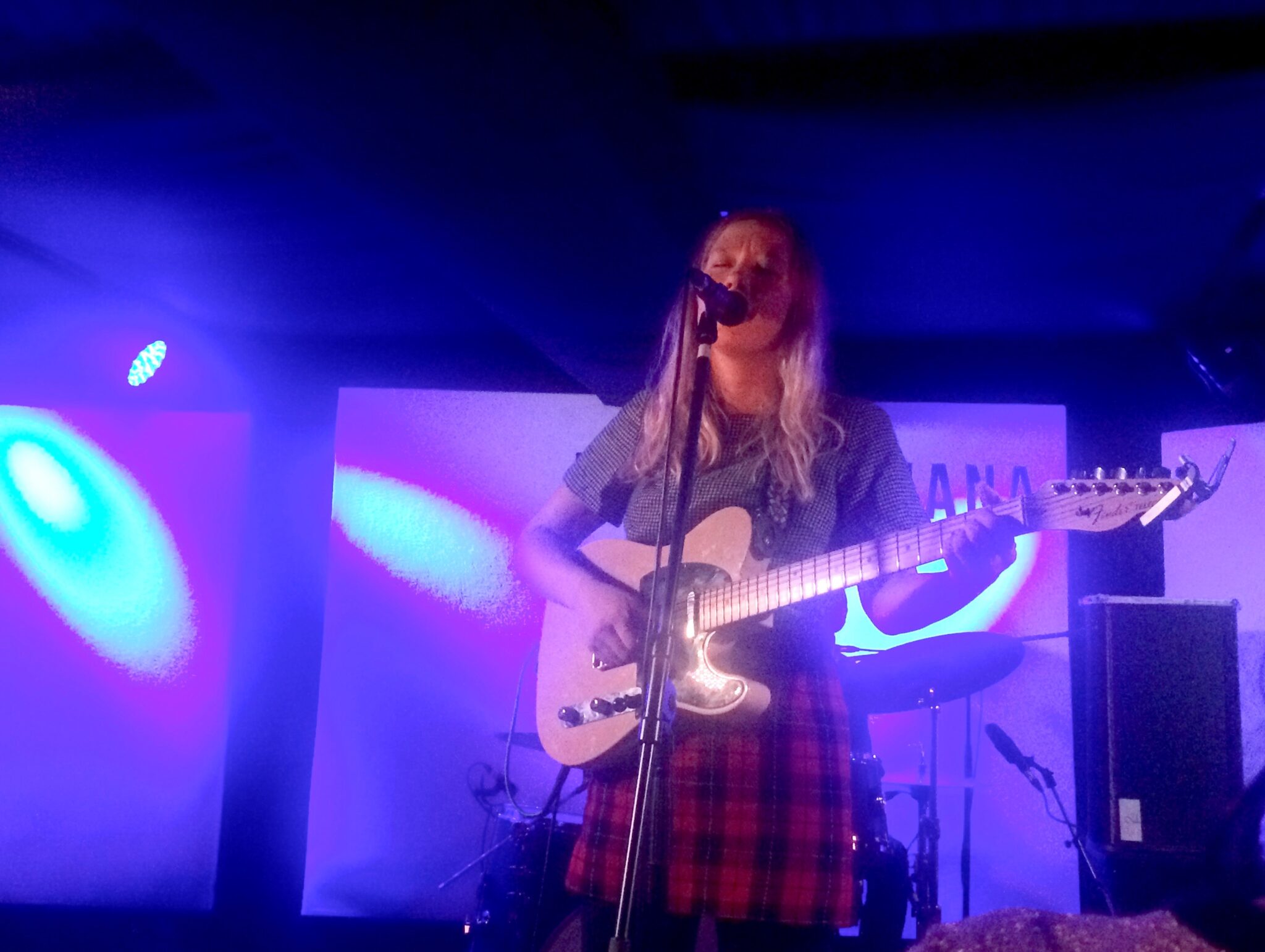 julia jacklin on stage
