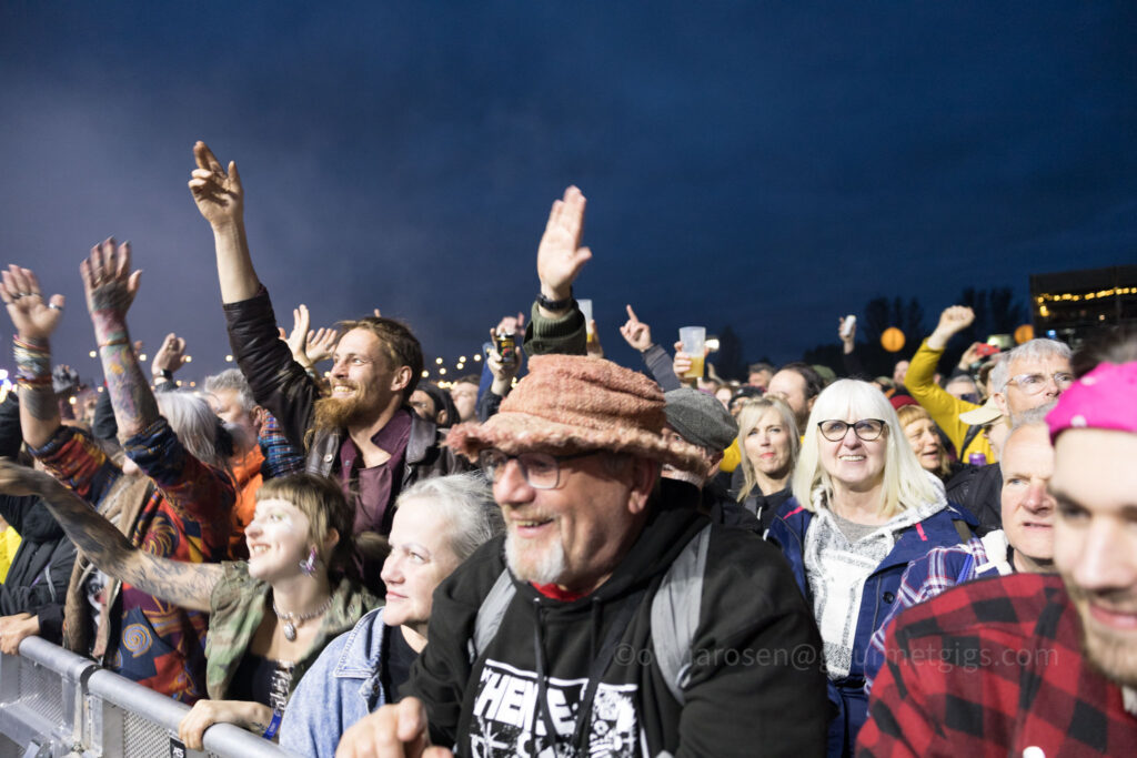 crowd-bearded-theory-24