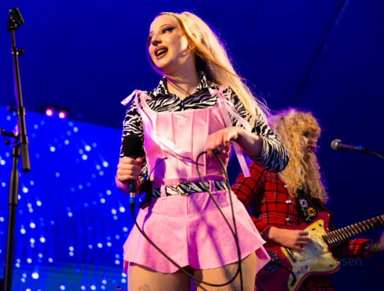 du blonde on stage at bearded theory 2025 ©o.rosen