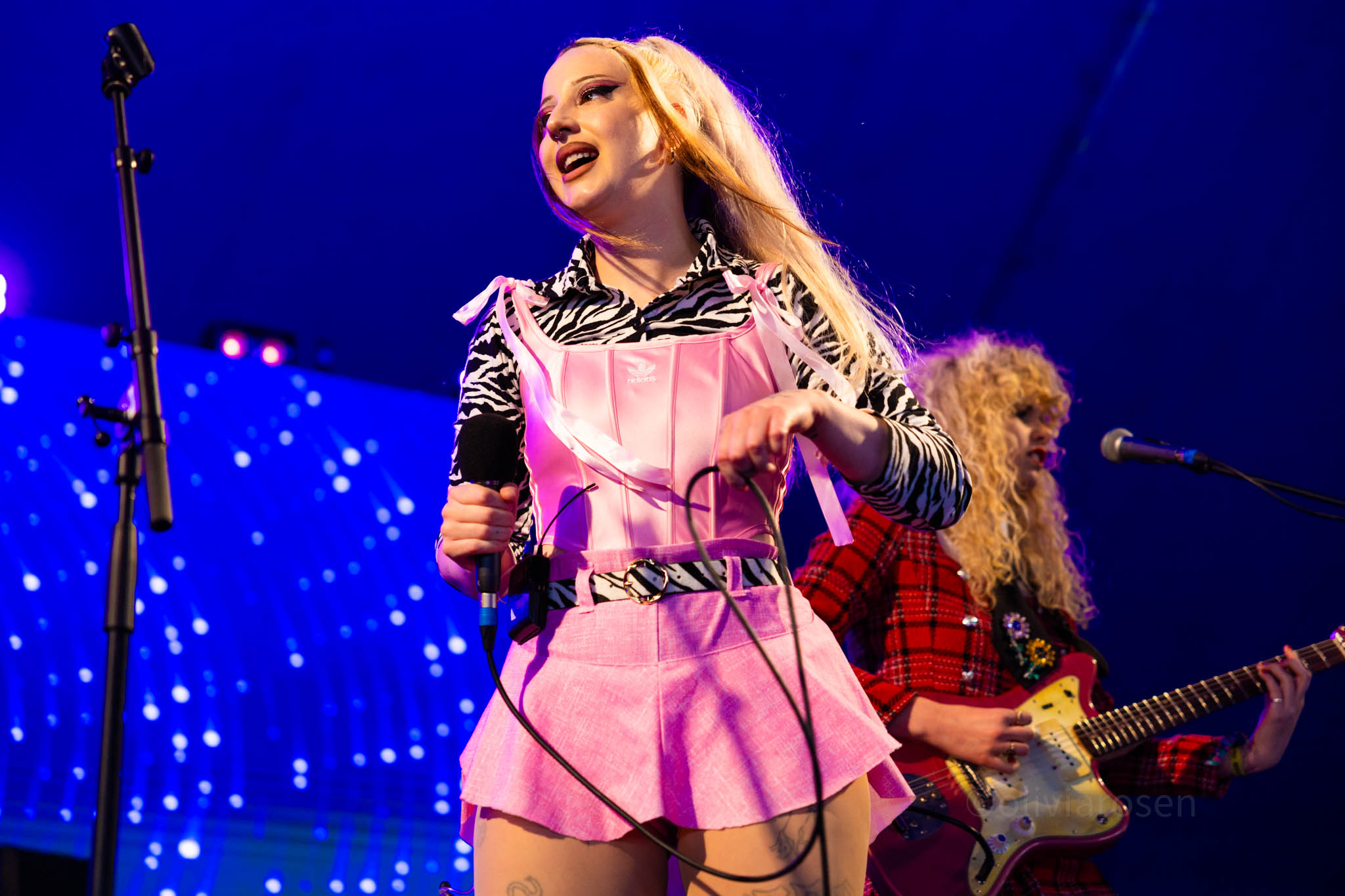 du blonde on stage at bearded theory 2025 ©o.rosen